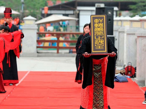 Des jeunes de Xi'an participent à la cérémonie habillés les vêtements traditionnels de la dynastie des Han