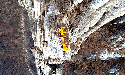 Pratiques du Kung-fu Shaolin sur des falaises du mont Songshan -3