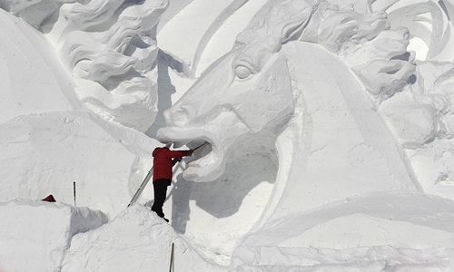 Un sculpteur travaille sur un des oeuvres principales