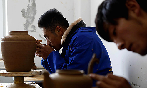il y a actuellement 17 apprentis qui sont capables de fabriquer de la poterie indépendamment
