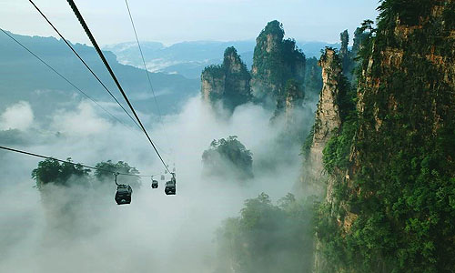 Téléfériques de Zhangjiajie dans le brouillard léger -2