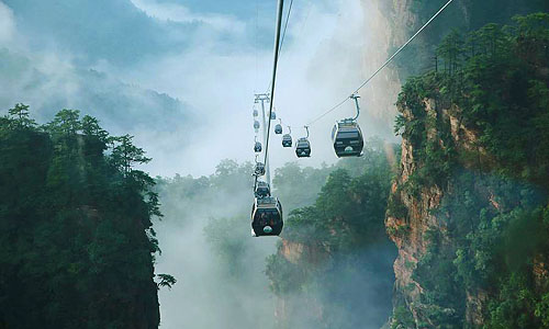 Téléfériques de Zhangjiajie dans le brouillard léger -1