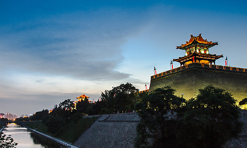 Les remparts illuminés de la vieille ville de Xi'an